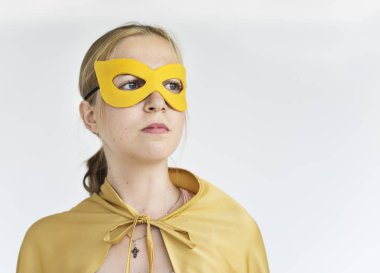 kadın giyen süper kahraman maske