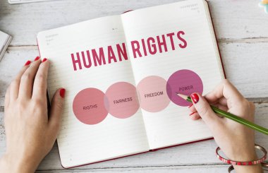 Günlüğe notlar yazan kadın