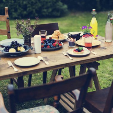 Tablo ile yiyecek öğle yemeği için devam eder