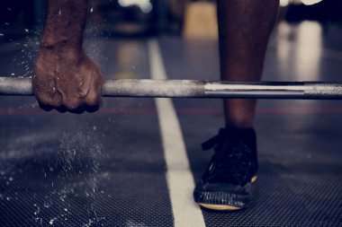 Spor salonunda egzersiz yapan adam.
