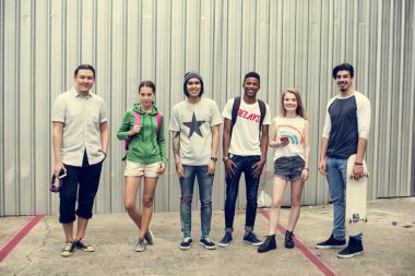 Çeşitli gençler dışarı asılı 