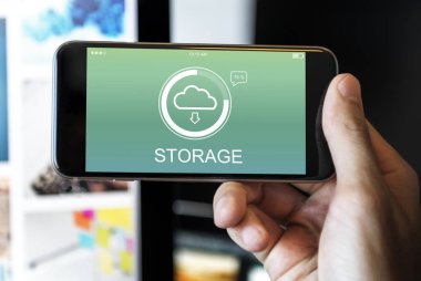 Akıllı telefon kullanan adam