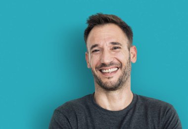 yakışıklı gülen adam