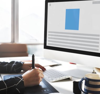 insan bilgisayar üzerinde çalışan 