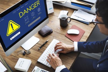 bilgisayar kullanarak iş adamı  