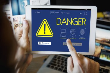  Dijital tablet kullanan adam