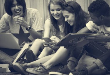 Genç arkadaş dışarı asılı 