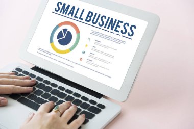 Dizüstü bilgisayarda yazan kadın klavyesi