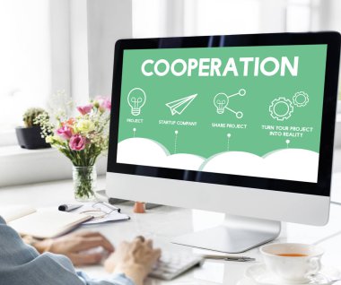 bilgisayar ile çalışan kadın