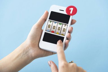 akıllı telefon elinde 