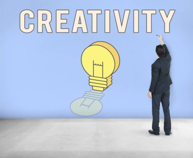 İşadamı takım ayakta duvarının yakınında