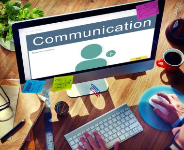 Bilgisayar kullanan adam