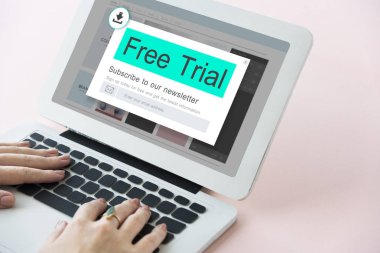 Dizüstü bilgisayarda yazan kadın klavyesi