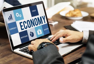 Dizüstü bilgisayar kullanan iş adamı