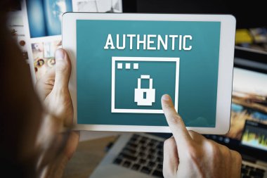  Dijital tablet kullanan adam