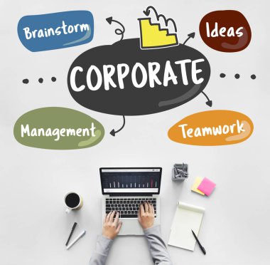 laptop ile çalışan kişi 