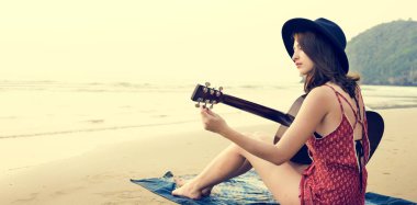 akustik gitar çalmaya kadın