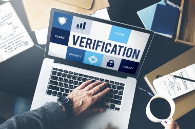 İşyeri masada dizüstü bilgisayar kullanan adam