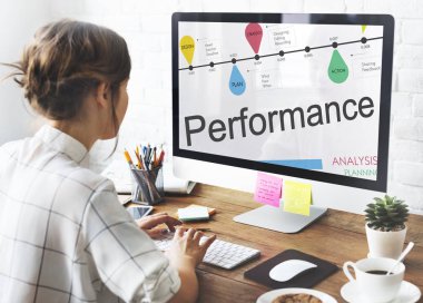 bilgisayar ile çalışan kadın