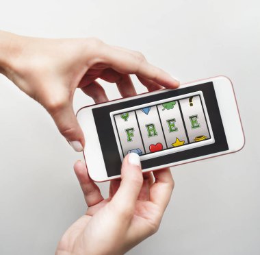 Akıllı telefon kullanan adam 