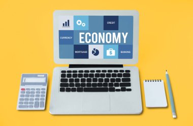 Dizüstü bilgisayarda yazan kadın klavyesi