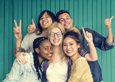 Öğrenciler birlikte sarılma