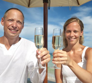 Kumsalda şampanya içmek Çift