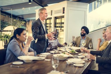 İş insanlar yemek ve içme