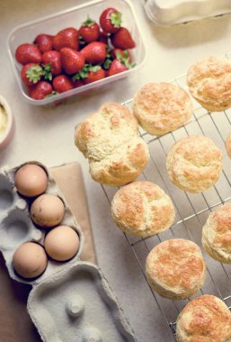 mutfak masasında ekmek ile