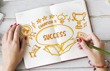 Günlüğe notlar yazan kadın