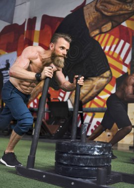 Spor salonunda egzersiz yapan insanlar