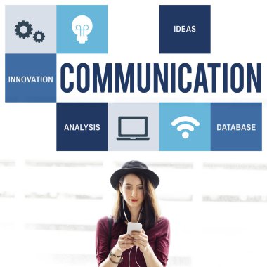 Akıllı telefon tarama şapkalı kadın