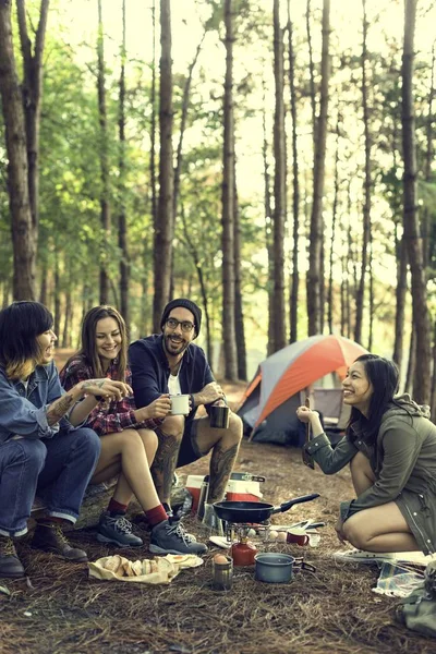 Amigos comendo e bebendo no acampamento — Fotografia de Stock