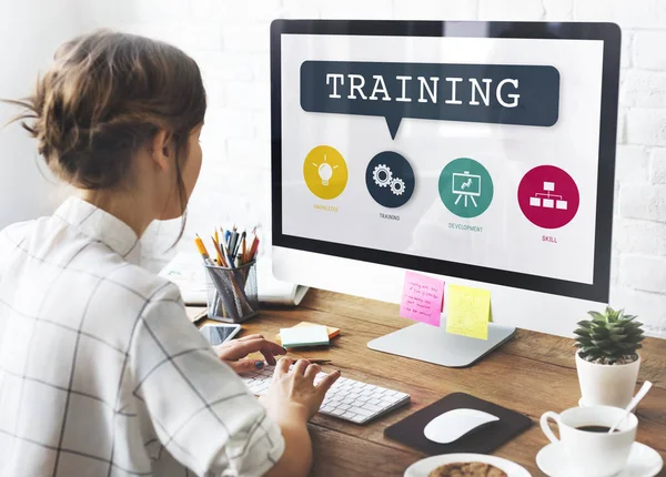 Frau arbeitet mit Computer — Stockfoto