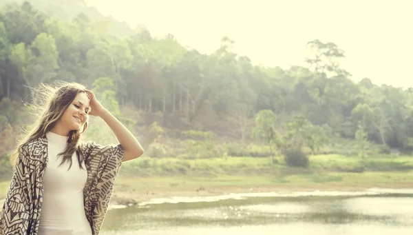 Chica relajante en el bosque — Foto de Stock