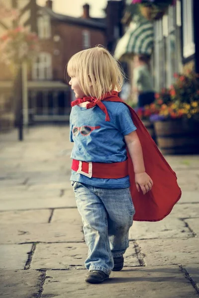 Pequeño superhéroe en el parque — Foto de Stock