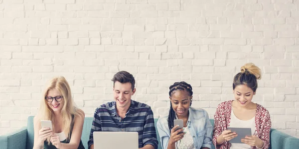 Diversidad Estudiantes usando dispositivos digitales — Foto de Stock