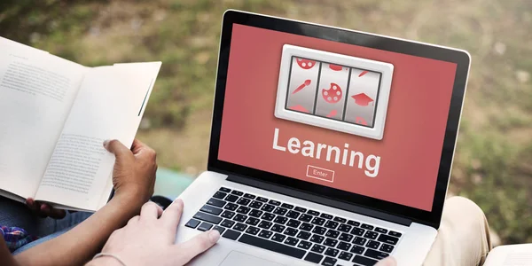 Vrouwen met behulp van laptop — Stockfoto