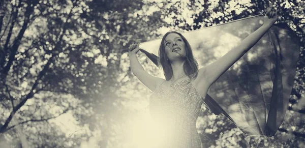 Mujer Relájate en la naturaleza — Foto de Stock