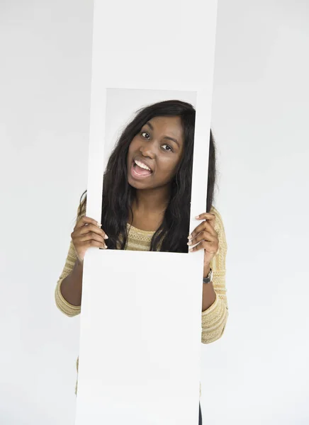 Donna africana in possesso di carta — Foto Stock