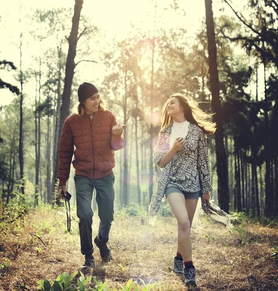 Молода пара мандрівників у лісі — стокове фото