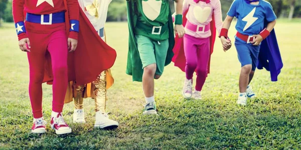 Superhelden vrolijk spelende kinderen — Stockfoto