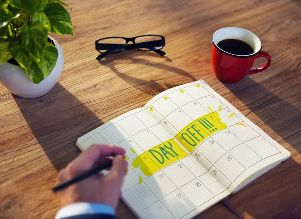 Man schrijft notities in notebook — Stockfoto