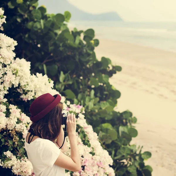 Fotógrafo menina ao ar livre — Fotografia de Stock