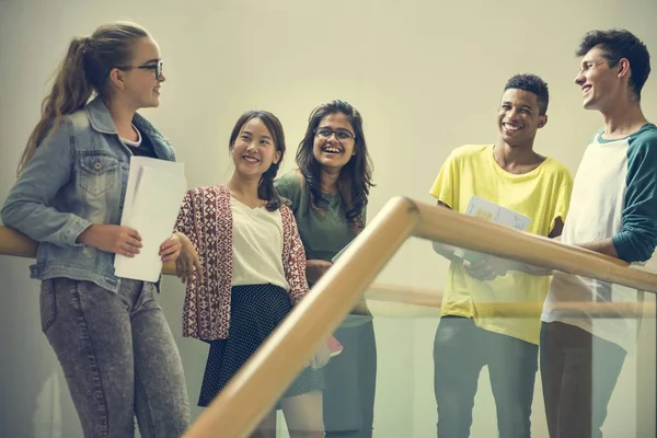 Ung olika studenter — Stockfoto