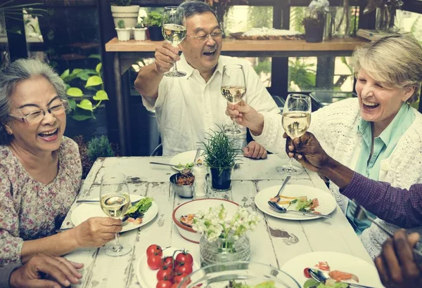 Senioren treffen sich — Stockfoto