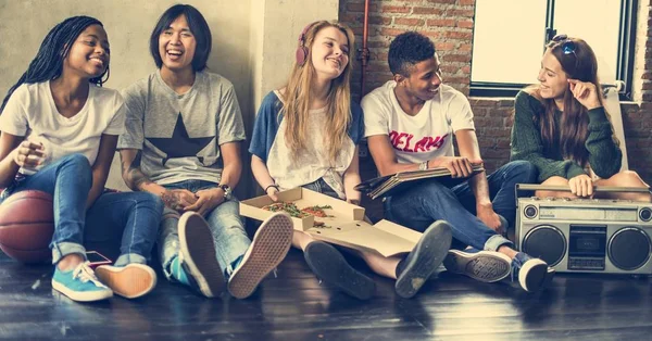 Adolescentes se divertem juntos — Fotografia de Stock