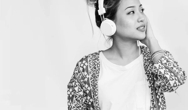 Nő zenét hallgat a fülhallgatóban — Stock Fotó