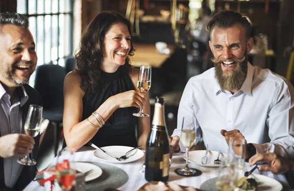 Menschen feiern gemeinsam — Stockfoto