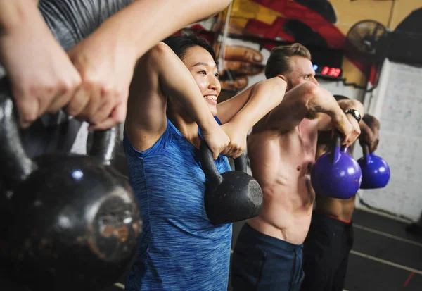 Mensen die sporten in de sportschool — Stockfoto